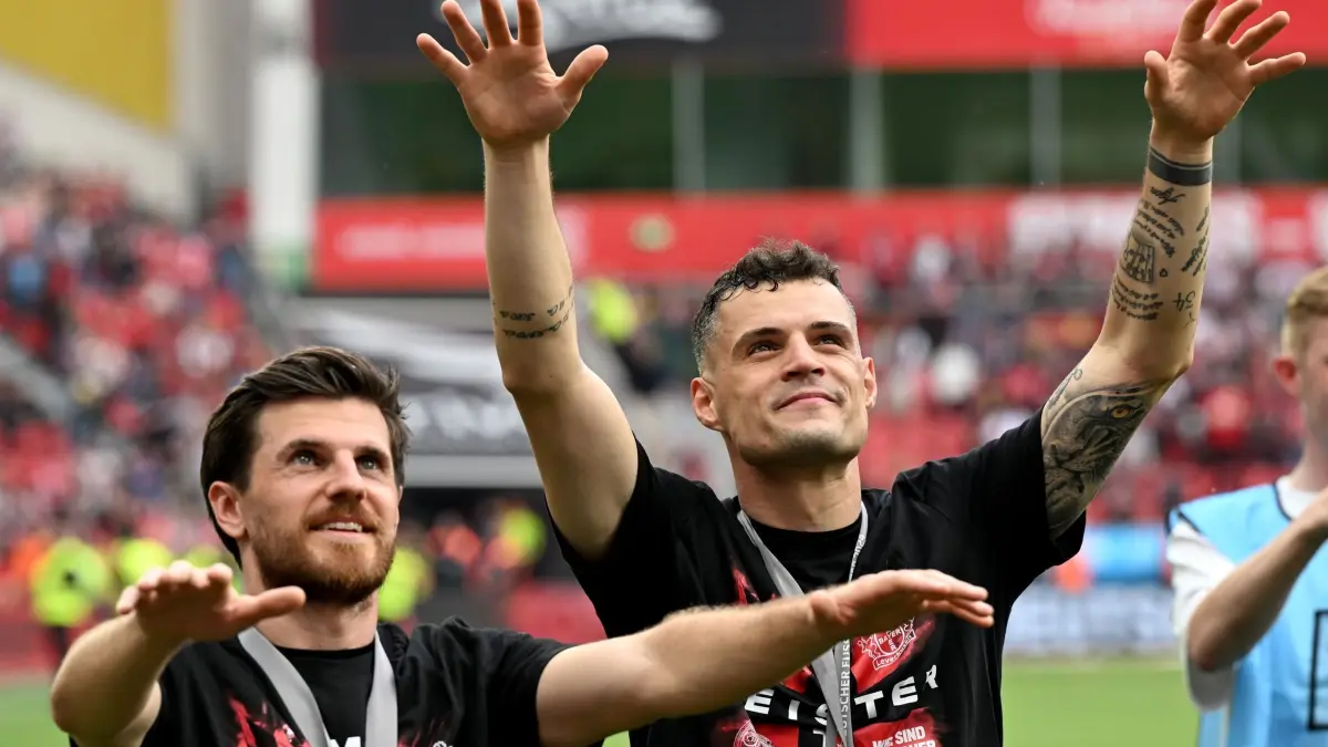 Bayer Leverkusen: ARCHIV - 18.05.2024, Nordrhein-Westfalen, Leverkusen: Fußball, Bundesliga, Bayer Leverkusen - FC Augsburg, 34. Spieltag, BayArena, Leverkusens Jonas Hofmann (l) und Leverkusens Granit Xhaka feiern die Meisterschaft mit den Fans. (zu dpa: «Xhaka und Hofmann kehren in den Borussia-Park zurück») Foto: Federico Gambarini/dpa +++ dpa-Bildfunk +++