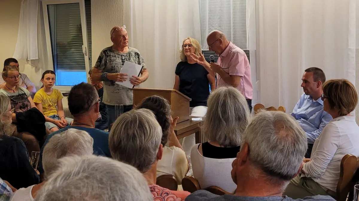Bürgertreffen in Hengen - Gerhard Stooß (vorne rechts) versucht, die Fragen von Anneliese Lieb und Hermann Kiefer so gut es geht zu beantworten.