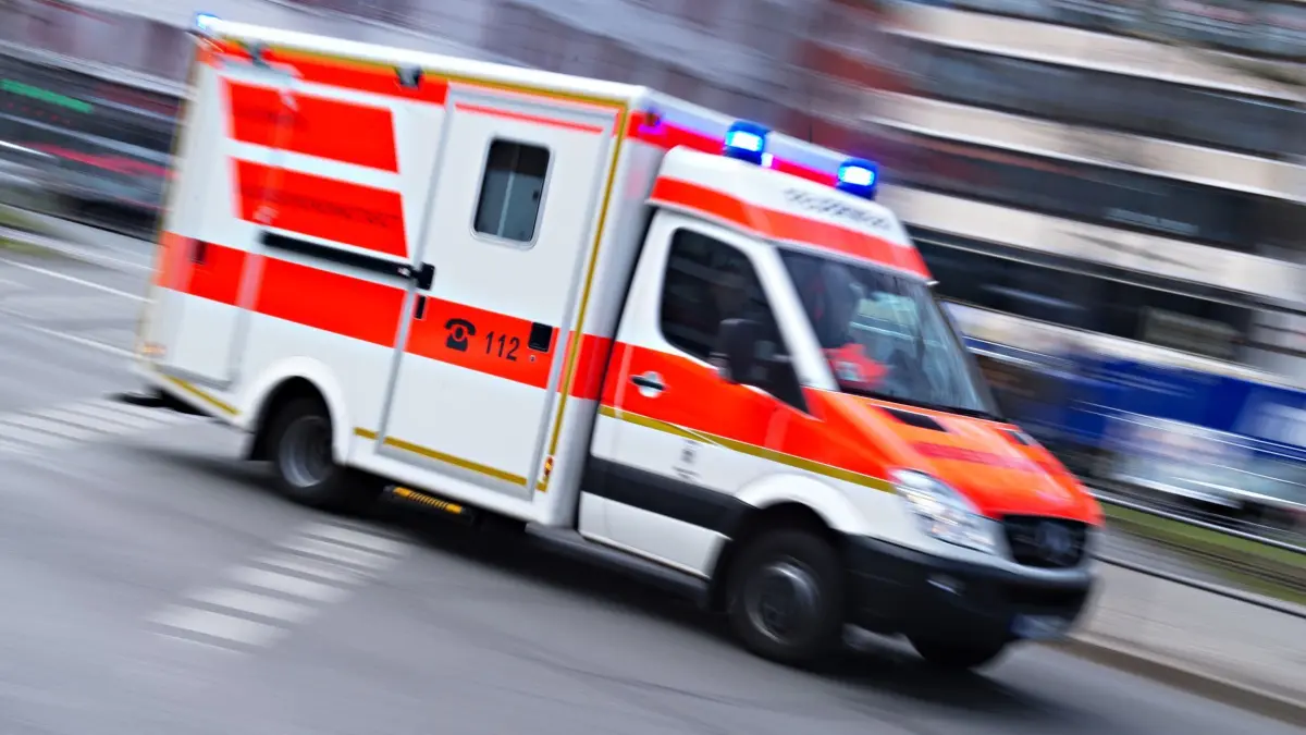 Rettungswagen im Einsatz: ARCHIV - 17.02.2014, Bayern, München: ILLUSTRATION: Ein Rettungswagen fährt mit Blaulicht (Aufnahme mit langer Belichtungszeit). (zu dpa: «Sturz aus zweitem Stock - Bauarbeiter stirbt im Krankenhaus») Foto: Nicolas Armer/dpa +++ dpa-Bildfunk +++