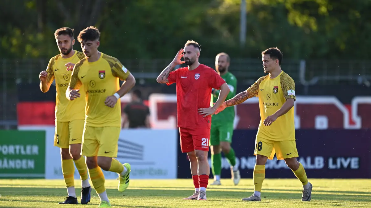 Oberliga Baden-Württemberg, 4. Spieltag: SSV Reutlingen - SG Sonnenhof Großaspach: Oberliga Baden-Württemberg, 4. Spieltag: SSV Reutlingen - SG Sonnenhof Großaspach, 23.08.2024 - sogar der Gegner muntert die geschlagenen Reutlinger auf: hier gibt Niklas Pollex (Großaspach, rechts) dem Reutlinger Luca Plattenhardt (SSV Reutlingen, 2.v.r.) einen Klaps
Foto: Axel Grundler