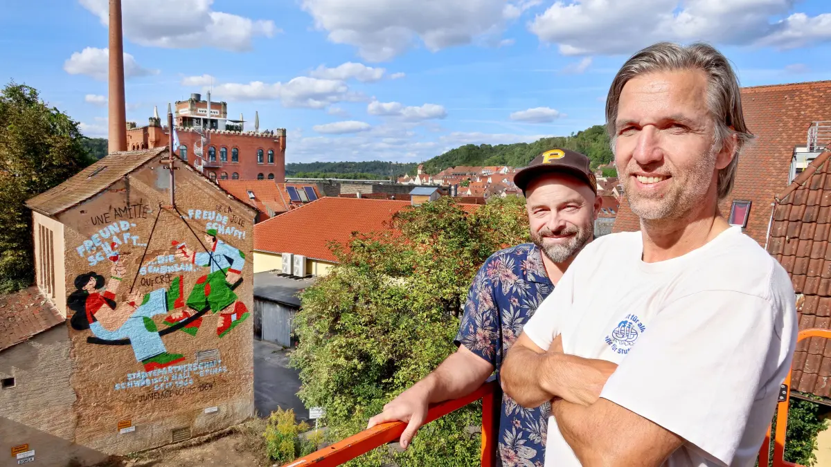 Urban Art - 60 Jahre Städtepartnerschaft Epinal - Tobias Bauer gestaltet Fassade in der Brüdergasse - Zollhüttengasse. Mit dabei ist Philipp Volke