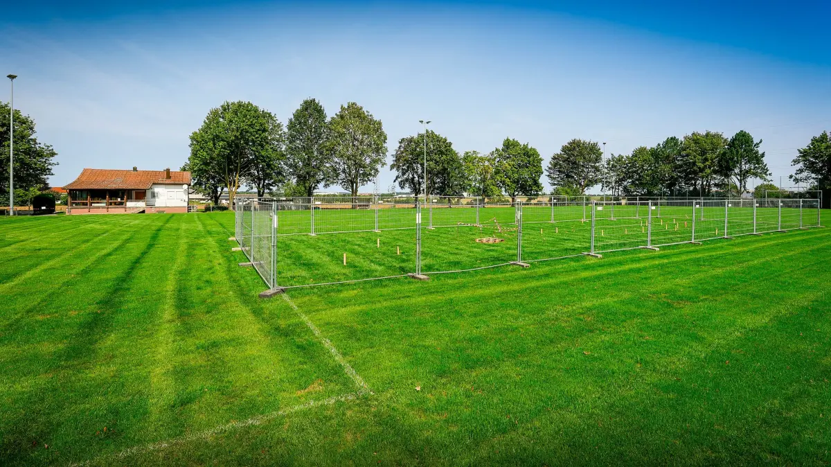 Fußball, Fototermin: Auf dem Sportplatz des SC Lehr klafft ein riesiges Loch