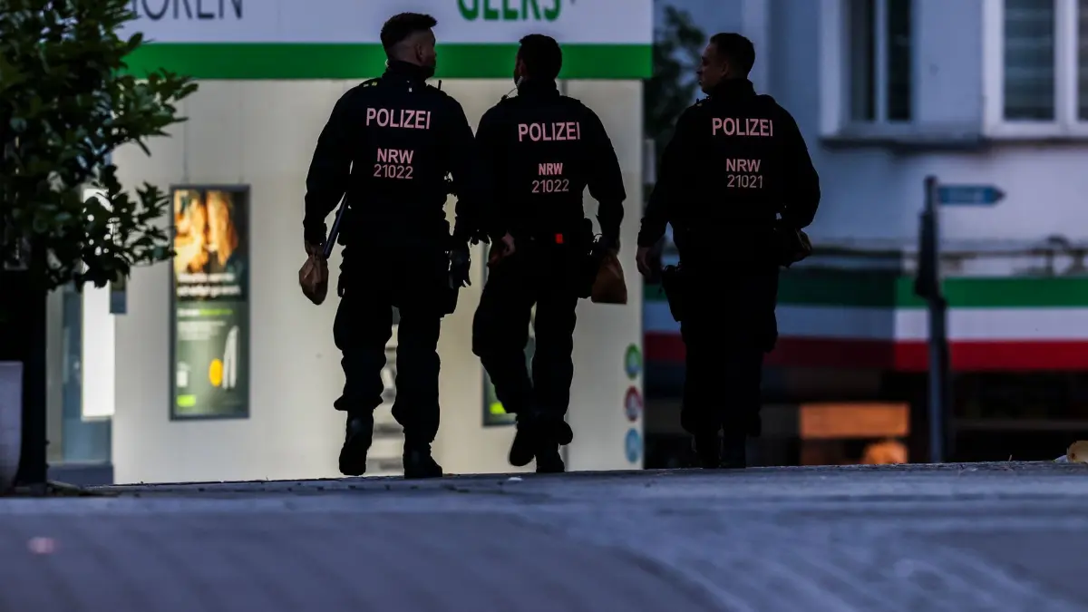 Todesopfer bei Attacke auf Solinger Stadtfest: 24.08.2024, Nordrhein-Westfalen, Solingen: Polizisten laufen am frühen Morgen durch die Innenstadt. Bei einer Attacke auf der 650-Jahr-Feier der Stadt hat es mehrere Todesopfer und Verletzte gegeben. Foto: Christoph Reichwein/dpa +++ dpa-Bildfunk +++
