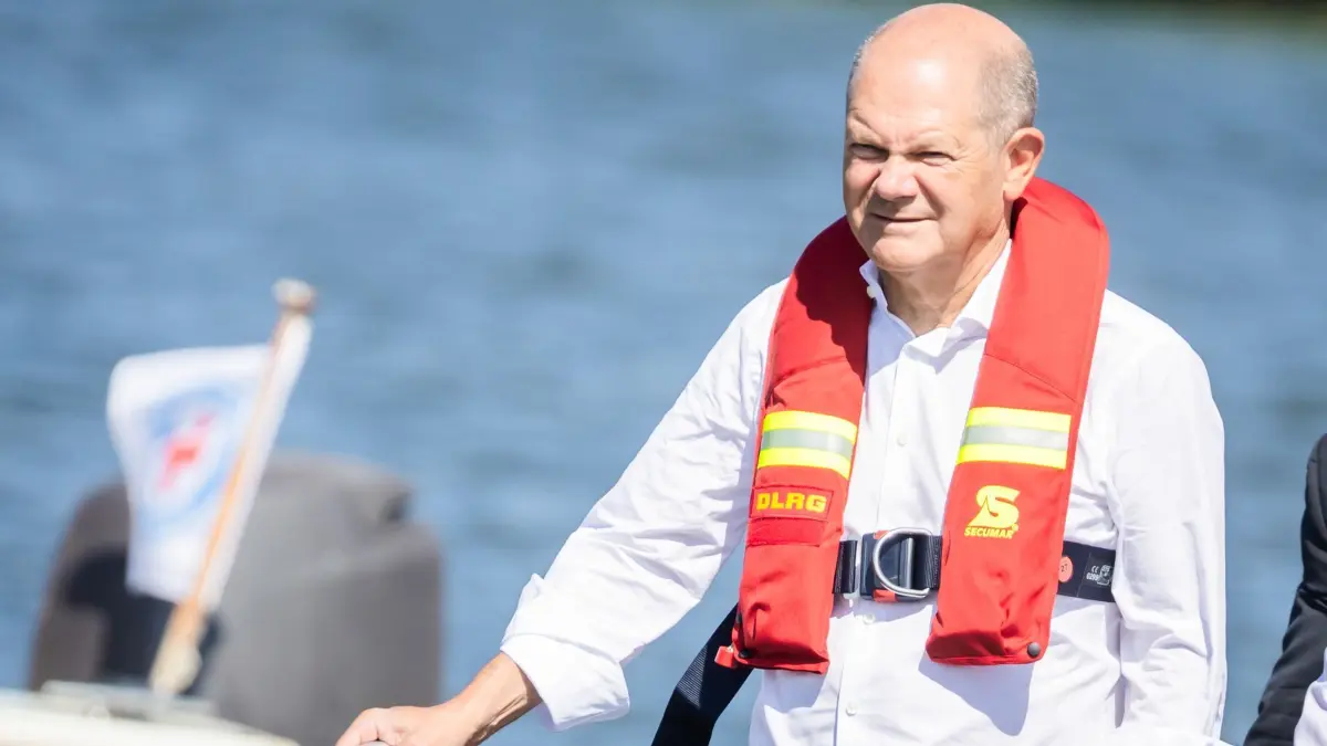 Abschluss Sommerreise Bundeskanzler Scholz: 24.08.2024, Brandenburg, Potsdam: Bundeskanzler Olaf Scholz (SPD) fährt bei einem Besuch der Wasserrettung Potsdam auf einem Boot, um eine Demonstration einer Wasserrettung zu beobachten. Bundeskanzler Scholz besuchte am letzten Tag seiner Sommerreise ebenfalls eine Gedenkveranstaltung für Rudolf Breitscheid sowie die August-Bebel-Siedlung in Kleinmachnow. Foto: Christoph Soeder/dpa +++ dpa-Bildfunk +++