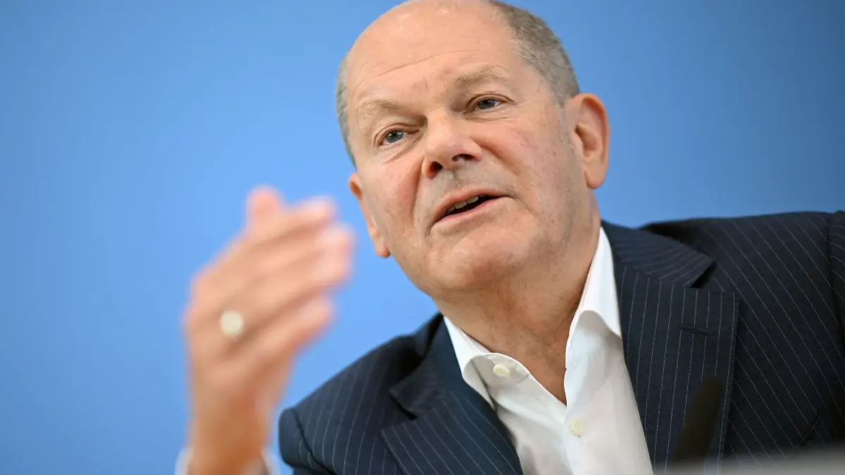 Bundeskanzler Scholz: ARCHIV - 24.07.2024, Berlin: Bundeskanzler Olaf Scholz (SPD) äußert sich auf seiner Sommer-Pressekonferenz in der Bundespressekonferenz zu aktuellen Themen. (zu dpa: «Scholz äußert sich bestürzt über Messerangriff in Solingen») Foto: Britta Pedersen/dpa +++ dpa-Bildfunk +++