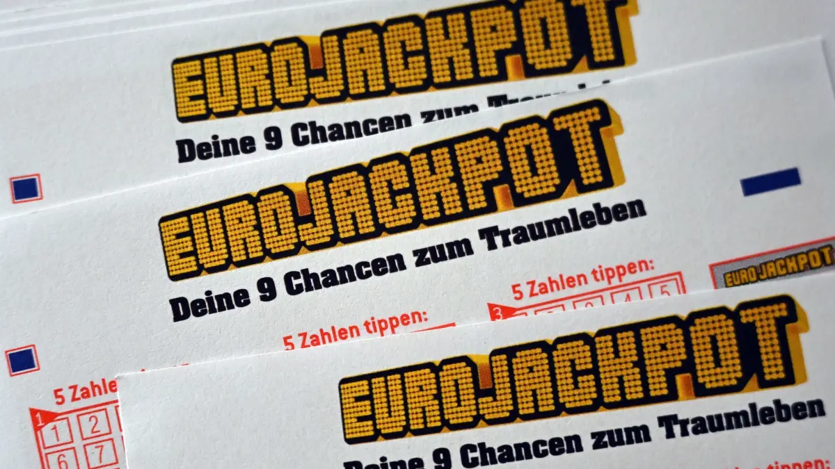 Eurojackpot: ARCHIV - 22.04.2024, Nordrhein-Westfalen, Düsseldorf: Lottoscheine für den Eurojackpot liegen auf einem Tisch. (zu dpa: «Knapp 450.000 Euro für Tipper aus dem Saarland») Foto: Federico Gambarini/dpa +++ dpa-Bildfunk +++
