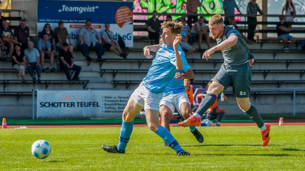 Denis Mazrekaj (re.) beim Torschuss: Trotz einer 1:0-Führung musste sich der FC 07 Albstadt in der Fußball-Landesliga im Albstadion am Ende mit 1:4 gegen den VfL Nagold geschlagen geben.