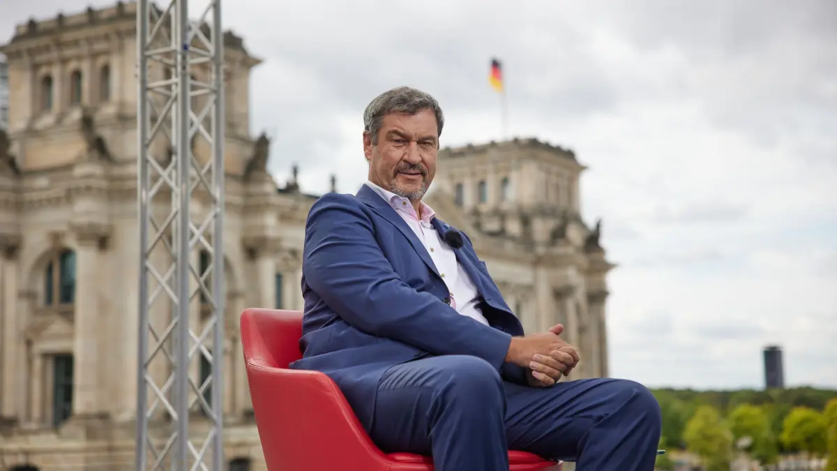 ARD-Sommerinterview mit CSU-Chef Markus Söder: 25.08.2024, Berlin: Markus Söder (CSU), Bundesvorsitzender, kommt zum ARD-Sommerinterview und sitzt vor dem Reichstagsgebäude. Das Interview wird am Abend in der Sendung "Bericht aus Berlin“ ausgestrahlt. Foto: Joerg Carstensen/dpa +++ dpa-Bildfunk +++