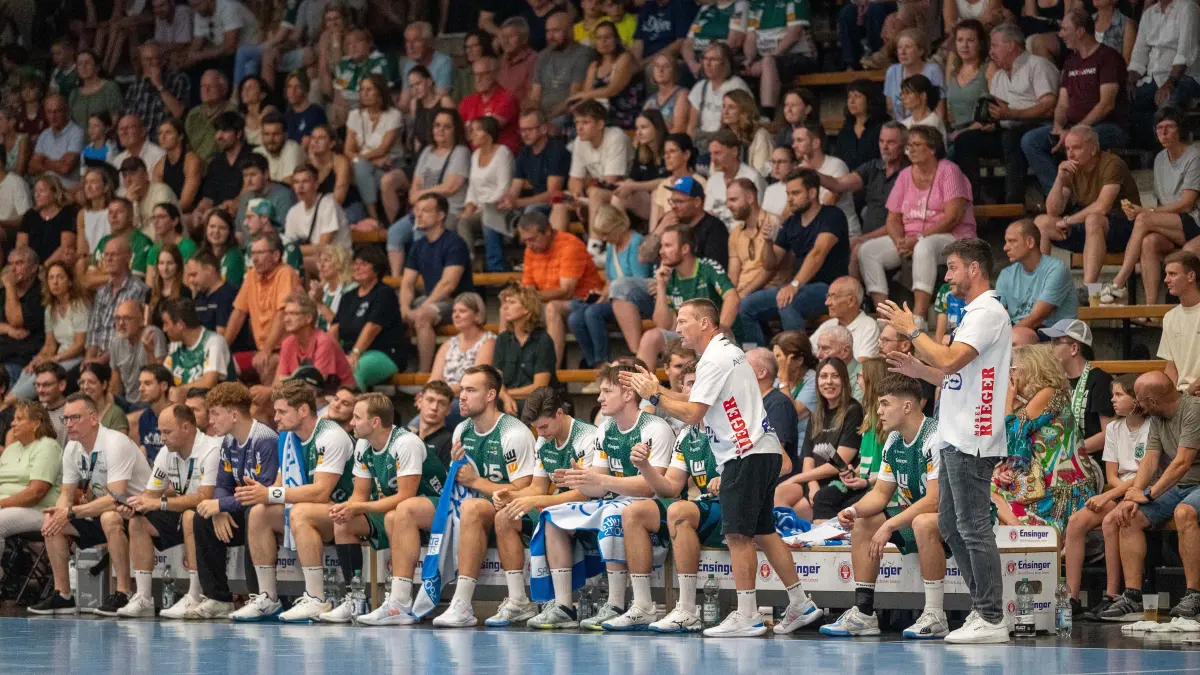 Ersatzbank mit Trainern und das Publikum im Hintergrund,GER,FRISCHAUF! Göppingen vs. BSV Bern, Handball, Player`s Night 2024,24.08.2024,
Foto: Eibner-Pressefoto/Eibner-Pressefoto/Stefan Rosenfeld
