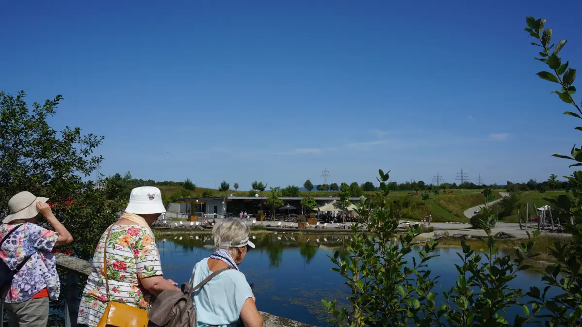 Auf der Aussichtsplattform können Besucher über den rund 50000 Quadratmeter großen Schiefersee blicken. Der See ist an seiner tiefsten Stelle fünf Meter tief.