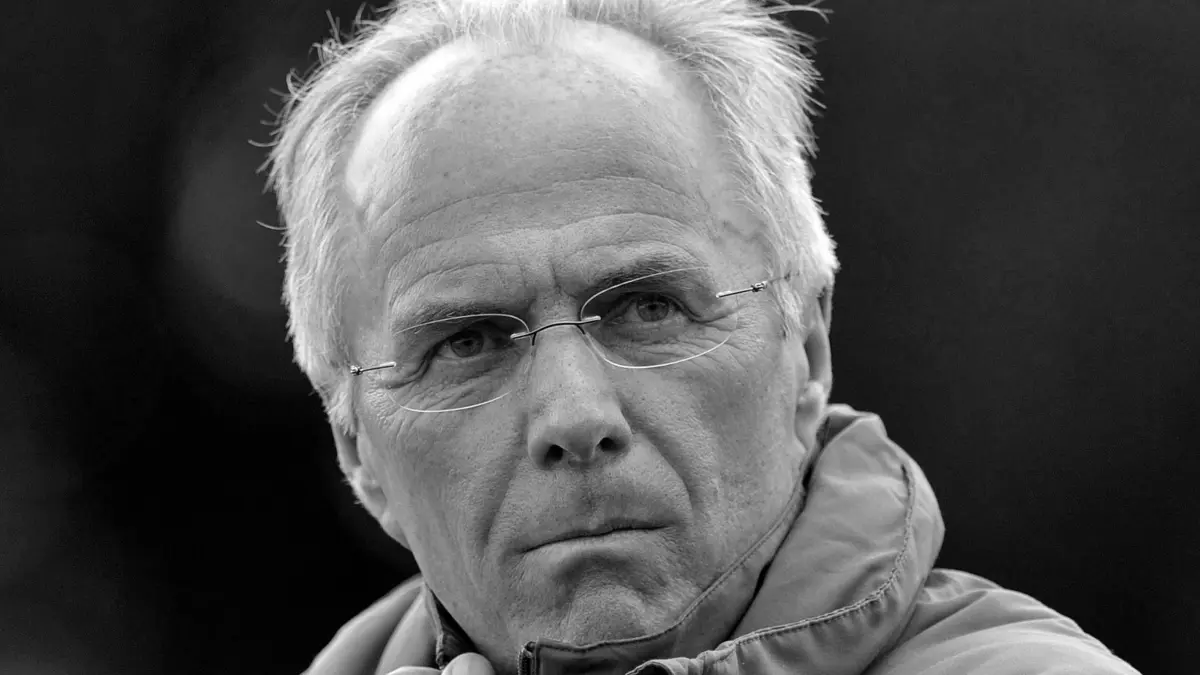 Fußballtrainer Sven-Göran Eriksson gestorben: ARCHIV - 30.05.2010, Frankreich, Evian-Les-Bains: Der damalige Trainer der Elfenbeinküste, Sven Göran Eriksson, steht am 30.05.2010 bei einem Testspiel in Evian-Les-Bains, Frankreich. Die schwedische Fußball-Trainerlegende Sven-Göran Eriksson ist tot. Der frühere Trainer der englischen Nationalmannschaft starb nach längerem Krebsleiden im Alter von 76 Jahren, wie sein schwedischer Agent der Deutschen Presse-Agentur bestätigte. ** SW-VERSION ** Foto: Martial Trezzini/Keystone/epa/dpa +++ dpa-Bildfunk +++