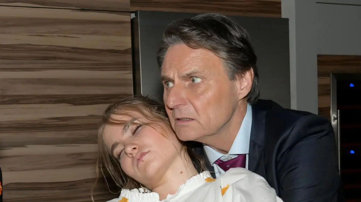 Jo Gerner (Wolfgang Bahro) ist fassungslos, als Johanna (Charlott Reschke) vor ihm zusammenbricht.
