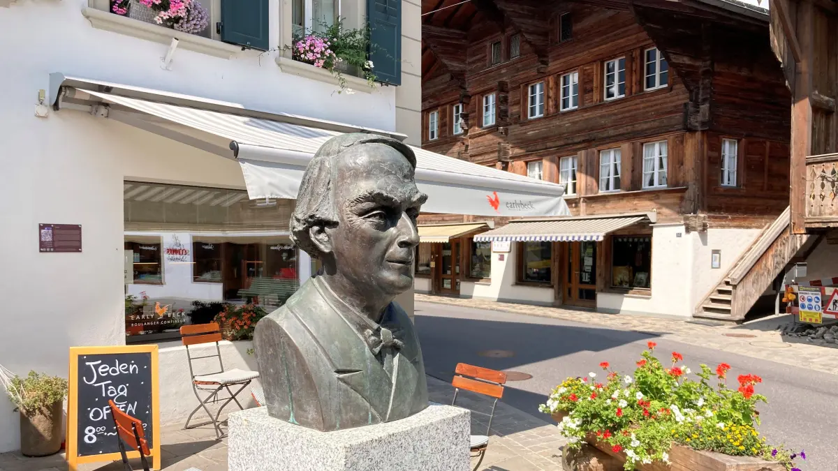 Ein Denkmal für Festivalgründer Yehudi Menuhin in Saanen