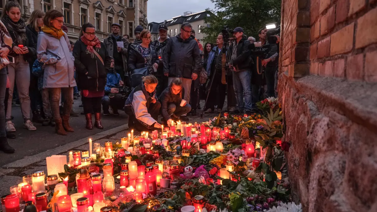 Synagoge Anschlag auf die J?dische Synagoge in Halle(Saale). Bei einem Angriff eines rechtsextremen T?ters auf die Syna: Synagoge Anschlag auf die J?dische Synagoge in HalleSaale. Bei einem Angriff eines rechtsextremen T?ters auf die Synagoge in Halle sind zwei Menschen erschossen worden, einer vor der Synagoge und einer vor einem D?ner-Restaurant.Am Freitag Abend kommen viele Einwohner zum Gedenken und um mit der j?dischen Gemeinde den Beginn des Sabbat zu feiern *** Synagogue Attack on the Jewish Synagogue in Halle Saale Two people were shot dead during an attack by a right-wing extremist perpetrator on the synagogue in Halle, one in front of the synagogue and one in front of a kebab restaurant On Friday evening many residents come to commemorate and celebrate the beginning of the Sabbath with the Jewish community