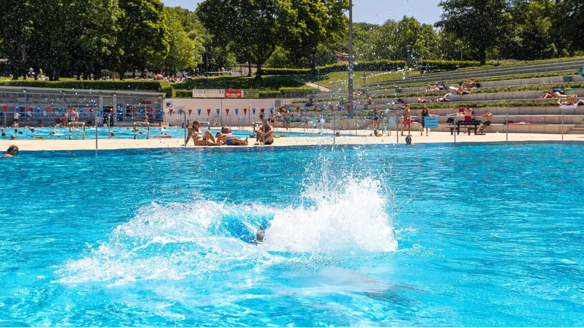 BBKZ, Blick in das Freibad Sindelfingen: Erstes Freibad-Wochenende (ohne Testpflicht!), Sprung von Sprungturm, 13.06.2021,
Foto: DROFITSCH/EIBNER