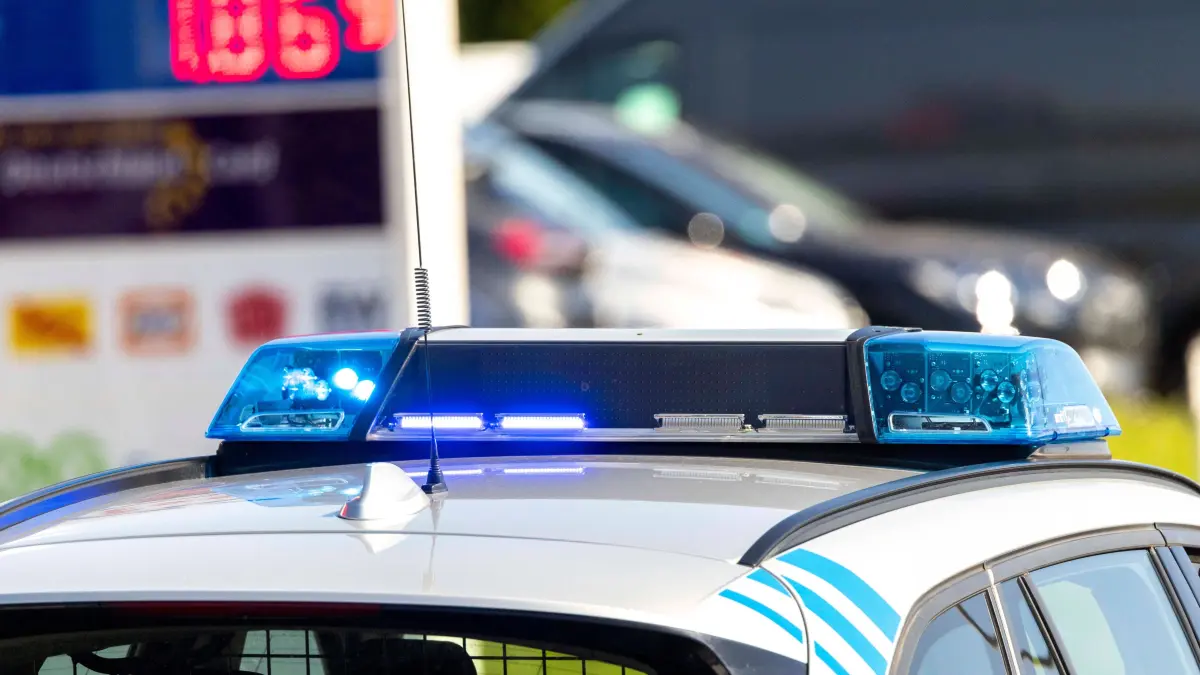 Uettingen, Freie Tankstelle, 26.08.2024, Bewaffneter Raubueberfall auf Tankstelle. Bild: Ein gro?es Polizeiaufgebot war : Uettingen, Freie Tankstelle, 26.08.2024, Bewaffneter Raubueberfall auf Tankstelle. Bild: Ein gro?es Polizeiaufgebot war an der Tankstelle in Uettingen nach einem Raubueberfall im Einsatz. *** Uettingen, Freie Tankstelle, 26 08 2024, Armed robbery at gas station Picture A large police contingent was deployed at the gas station in Uettingen after a robbery Copyright: HMBxMedia/xHeikoxBecker
