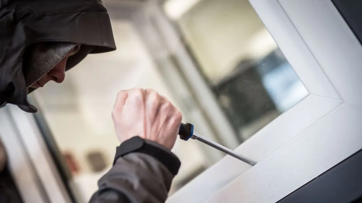 ARCHIV - ILLUSTRATION - Ein Mann demonstriert am 10.04.2015 in der polizeilichen Beratungsstelle in Frankfurt am Main (Hessen), wie Einbrecher Fenster aufhebeln. Wegen der steigenden Zahl der Einbrüche rüsten viele Hausbesitzer ihre Häuser mit Sicherheitstechnik auf. Foto: Frank Rumpenhorst/dpa (zu dpa «Aufrüstung der Hausbesitzer» vom 16.01.2017) Foto: Frank Rumpenhorst/dpa +++(c) dpa - Bildfunk+++