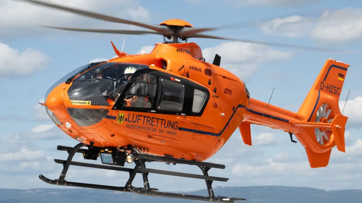 Rettungshubschrauber „Christoph 2“ im Einsatz: ARCHIV - 08.08.2024, Hessen, Frankfurt/Main: Der Rettungshubschrauber «Christoph 2» landet auf dem Helipad auf dem Dach der Berufsgenossenschaftlichen Unfallklinik (BGU). Der orangefarbene Hubschrauber ist integraler Bestandteil der notfallmedizinischen Versorgungskette in Hessen. (zu dpa: «Schnelle Hilfe aus der Luft - die Lebensretter von «Christoph 2»») Foto: Boris Roessler/dpa +++ dpa-Bildfunk +++