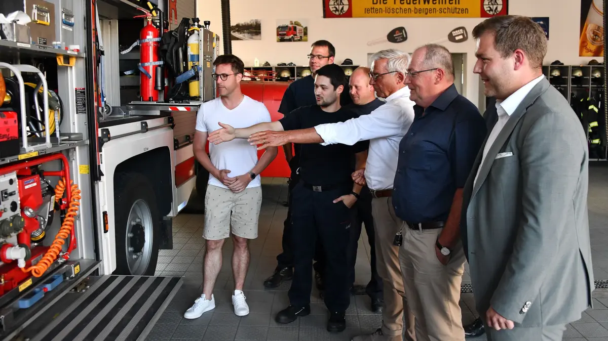 Innenminister Thomas Strobl und der Ehinger Landtagsabgeordnete Manuel Hagel ließen sich von den Feuerwehrleuten aus Rottenacker und Munderkingen Sorgen und Nöte, aber auch die aktuelle Ausrüstung erklären.