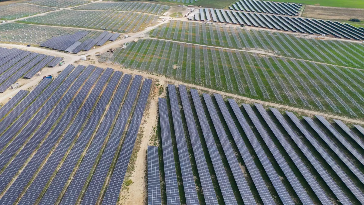 Energiewende - Aufbau Solarpark: 28.08.2024, Brandenburg, Petershagen: Eine im Aufbau befindliche Photovoltaik-Freiflächenanlage (Solarpark) auf einem ehemaligen Acker (Luftaufnahme mit einer Drohne). Seit mehreren Monaten entsteht hier auf einem Feld im Landkreis Märkisch-Oderland im Osten von Brandenburg ein großer Solarpark. Foto: Patrick Pleul/dpa - Honorarfrei nur für Bezieher des Dienstes ZB-Funkregio Ost +++ ZB-FUNKREGIO OST +++