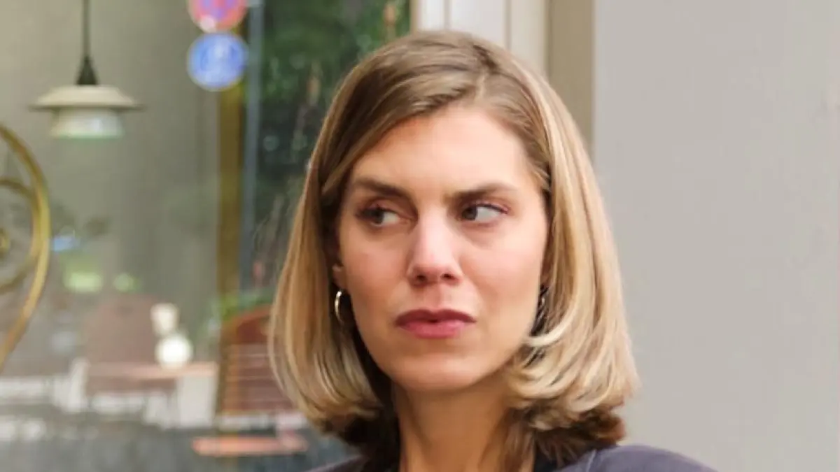 Stella (Bettine Langehein) manipuliert.