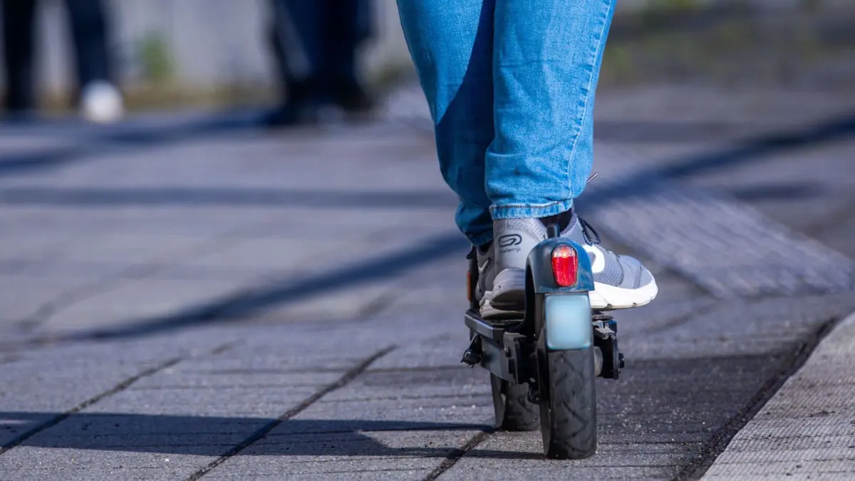 Ein Reisender fährt mit seinem E-Scooter über den Bahnsteig. (zu dpa: «Zahl der E-Scooter-Unfälle erneut deutlich gestiegen»)