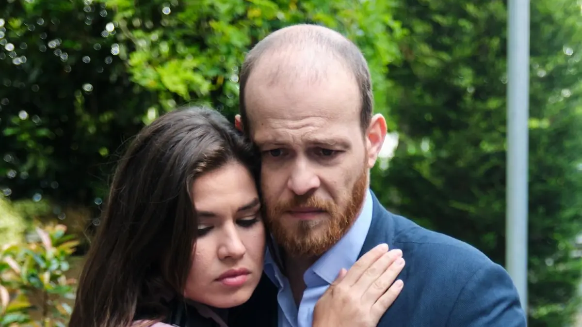 Vivien (Sharon Berlinghoff) ist erleichtert, als Tobias (Patrick Müller) mit Leo zurückkehrt.