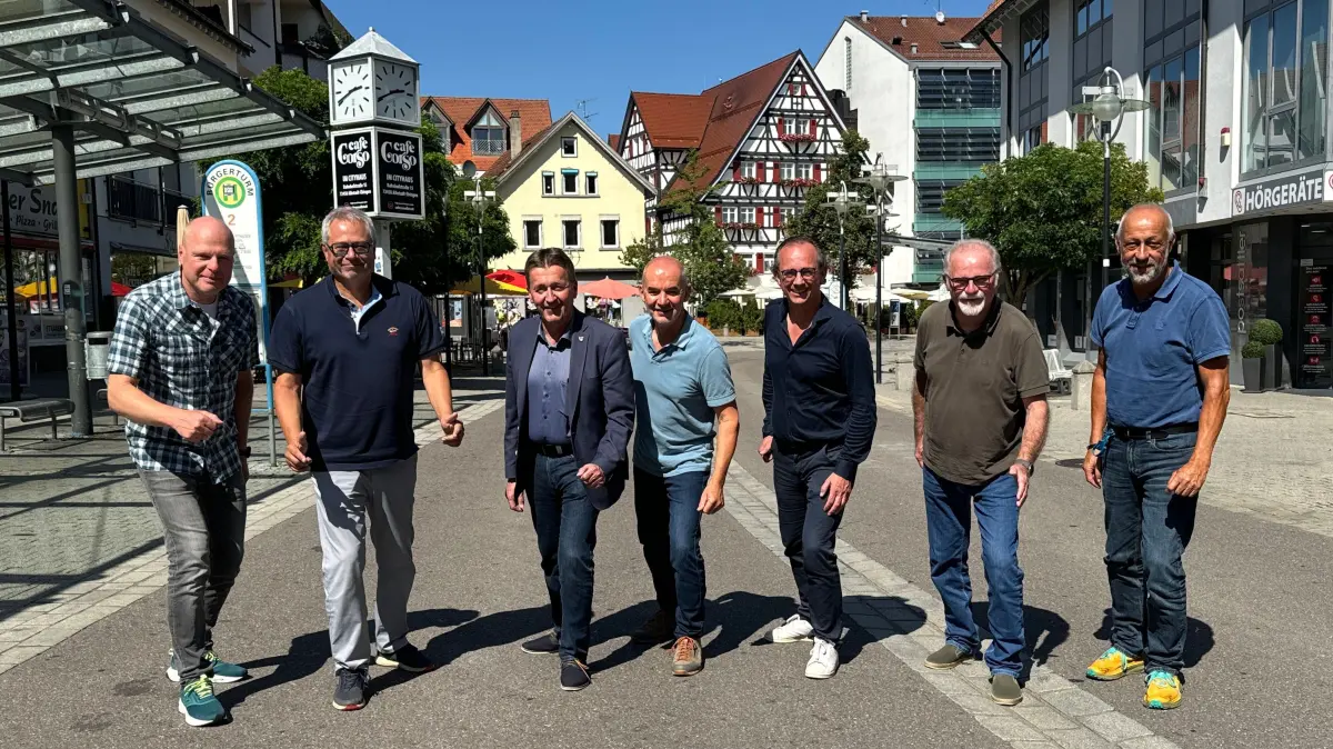 Die Organisatoren und Sponsoren des Rotary Albstadt Charitylaufs begeben sich schon mal in Startposition (von links): Markus Ringle (BeSave), Hans-Ulrich Strähler, Schirmherr Roland Tralmer, Rotary-Präsident Matthias Fischer, Citymanagement-Geschäftsführer Ulrich Daum, Roland Heck und Markus Reichenberger (Volksbank Albstadt).