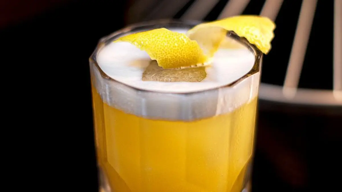 Der Cocktail Yellow Glow hat alles: Süß, sauer und ein bisschen bitter.