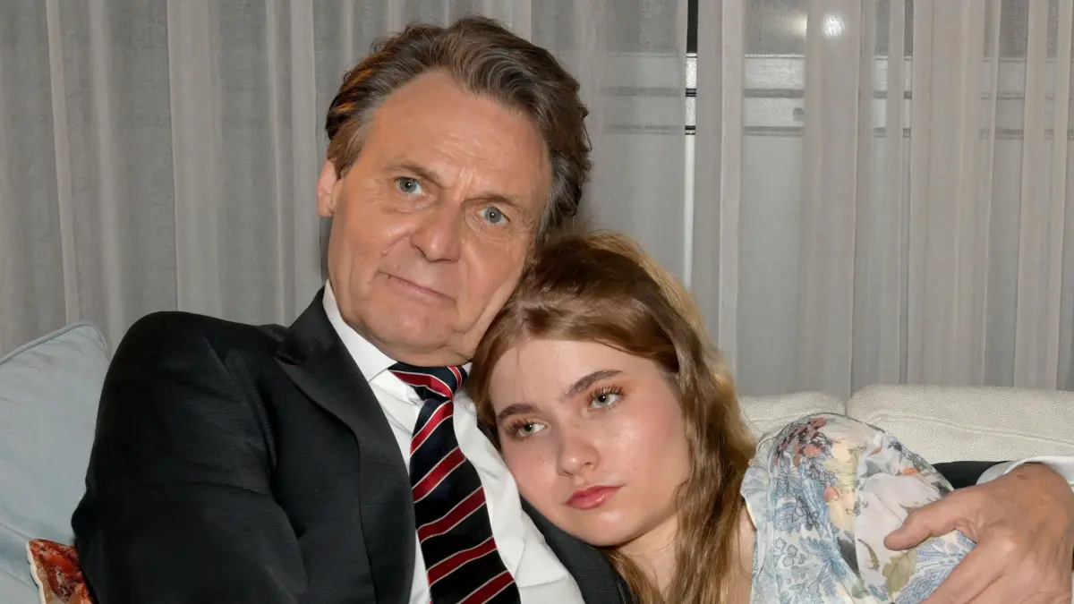 Jo Gerner (Wolfgang Bahro) mit seiner jüngsten Tochter Johanna (Charlott Reschke).
