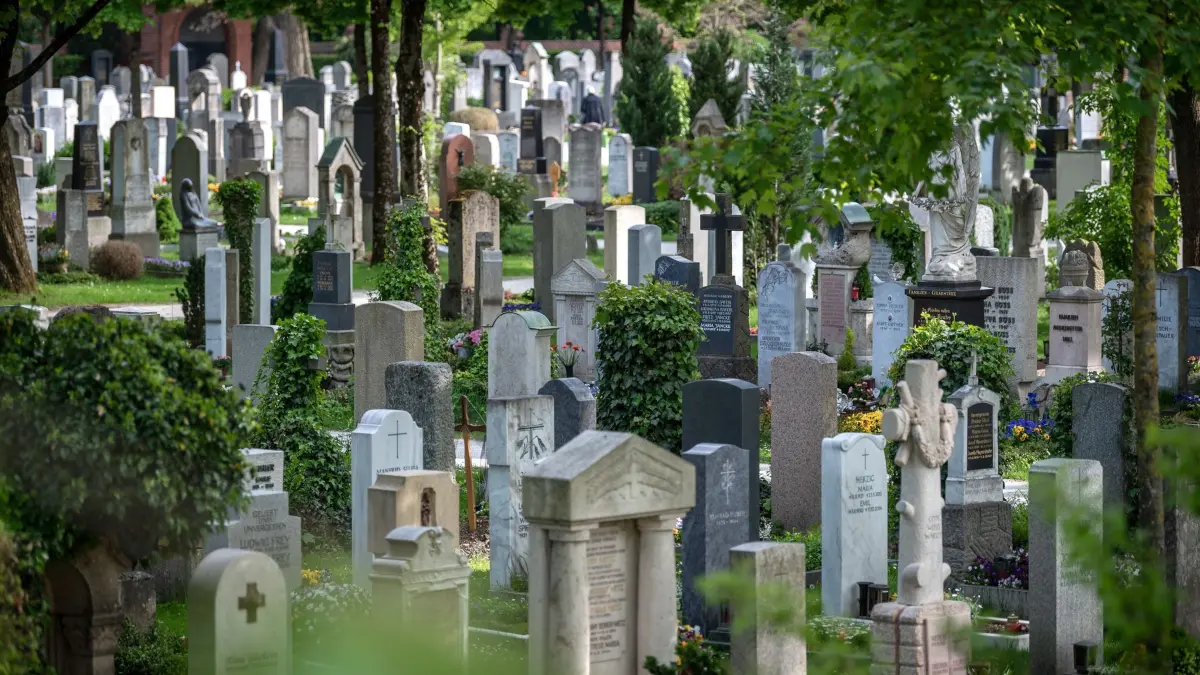 Nordfriedhof München: ARCHIV - 17.05.2019, Bayern, München: Grabsteine stehen auf dem Nordfriedhof von München. (zu dpa: «Grabschmuck von Friedhof gestohlen – sechsstelliger Schaden») Foto: Sina Schuldt/dpa +++ dpa-Bildfunk +++