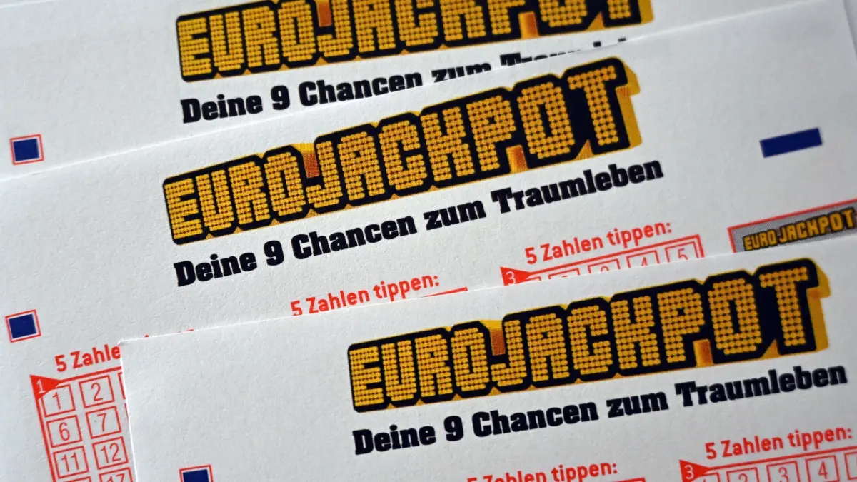 Eurojackpot: ARCHIV - 22.04.2024, Nordrhein-Westfalen, Düsseldorf: Lottoscheine für den Eurojackpot liegen auf einem Tisch. (zu dpa: «Eurojackpot geknackt: 92,5 Millionen Euro gehen nach NRW») Foto: Federico Gambarini/dpa +++ dpa-Bildfunk +++