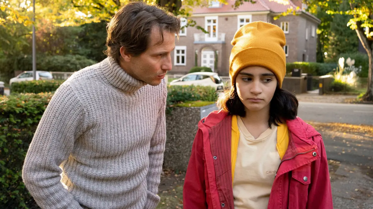 Laila (Indira Corrales Ehlers) fordert mehr Nähe von ihrem Vater Jonas (David Rott).