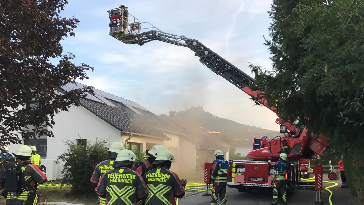Der Blick von der Drehleiter war zur Sicherheit. Den Brand im Stettener Wohngebiet Richtung Heiligkreuz bekämpfen musste die Feuerwehr im Haus unter schwerem Atemschutz.