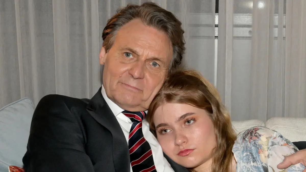 Jo Gerner (Wolfgang Bahro) knuddelt mit seiner jüngsten Tochter Johanna (Charlott Reschke).