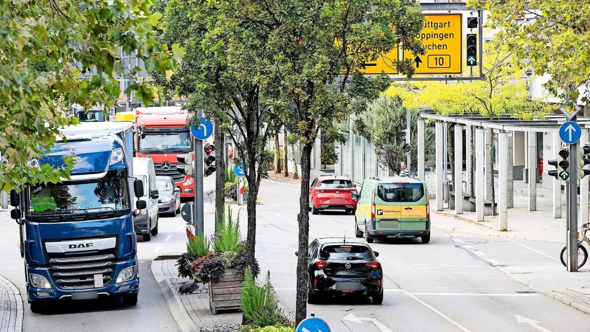 Verkehrsproblematik B10 Ortsdurchfahrt Geislingen. Immer wieder kommt es in der Ortsdurchfahrt von Geislingen auf Grund der noch nicht weitergebauten B10 Umgehungstraße durch hohes Verkehrsaufkommen zu Staus und Verkehrsbehinderungen. Hier im Bild der Kreuzungsbereich der Stuttgarter Straße (B10), der von links kreuzenden und in die Springstraße mündenden Überkinger Straße (B466), mit Blickrichtung Stuttgart, im Bereich des Sternplattes. Zeitweilig quält sich auch der Fernverkehr und der Schwerlastverkehr durch die Ortsdurchfahrt von Geislingen da die B10 als Umleitungsstrecke der A8 dient.