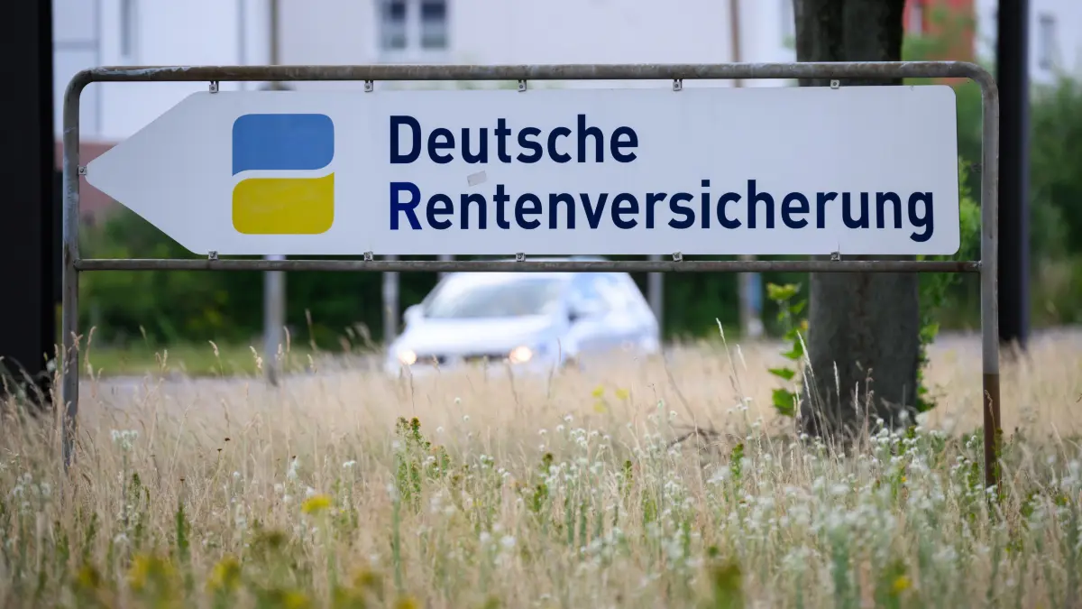 Ein Schild weist den Weg zur Deutschen Rentenversicherung. Das deutsche Sozialsystem ist kompliziert und sorgt oft für Debatten - vor allem, wenn es um Leistungen für Ausländer geht. (zu dpa: "Faktencheck: Auch Ausländer müssen in deutsche Rentenkasse einzahlen") +++ dpa-Bildfunk +++
