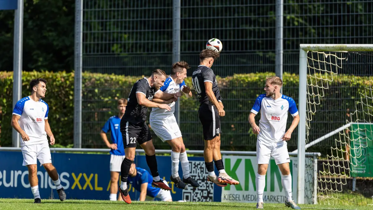 Fussball Landesliga: Fussball Landesliga; SC Geislingen - SV Böblingen;
Luca de Lucia (SC Geislingen, #10) erzielt in der 21. Minute das 3:0 für den SC Geislingen;
31.08.2024; Stadion Eybacher Tal; Geislingen.
Foto: Thomas Madel