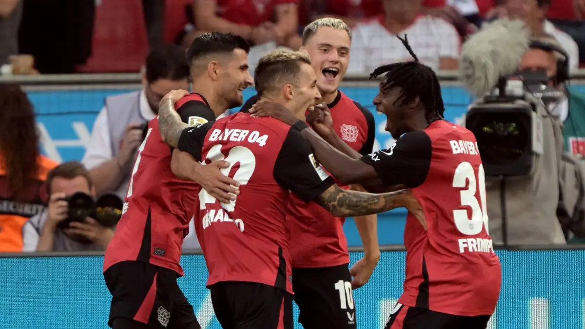 Bayer Leverkusen - RB Leipzig: 31.08.2024, Nordrhein-Westfalen, Leverkusen: Fußball: Bundesliga, Bayer Leverkusen - RB Leipzig, 2. Spieltag, in der BayArena, Leverkusens Martin Terrier (l-r), Torschütze Alejandro Grimaldo, Florian Wirtz und Jeremie Frimpong bejubeln das Tor zum 2:0. Foto: Federico Gambarini/dpa - WICHTIGER HINWEIS: Gemäß den Vorgaben der DFL Deutsche Fußball Liga bzw. des DFB Deutscher Fußball-Bund ist es untersagt, in dem Stadion und/oder vom Spiel angefertigte Fotoaufnahmen in Form von Sequenzbildern und/oder videoähnlichen Fotostrecken zu verwerten bzw. verwerten zu lassen. +++ dpa-Bildfunk +++
