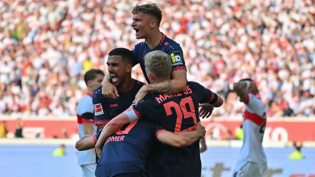 VfB Stuttgart - FSV Mainz 05: 31.08.2024, Baden-Württemberg, Stuttgart: Fußball: Bundesliga, VfB Stuttgart - FSV Mainz 05, 2. Spieltag, MHPArena. Die Mainzer jubeln über den Ausgleichstreffer zum 3:3, während die Stuttgarter im Hintergrund enttäuscht sind. Foto: Jan-Philipp Strobel/dpa - WICHTIGER HINWEIS: Gemäß den Vorgaben der DFL Deutsche Fußball Liga bzw. des DFB Deutscher Fußball-Bund ist es untersagt, in dem Stadion und/oder vom Spiel angefertigte Fotoaufnahmen in Form von Sequenzbildern und/oder videoähnlichen Fotostrecken zu verwerten bzw. verwerten zu lassen. +++ dpa-Bildfunk +++