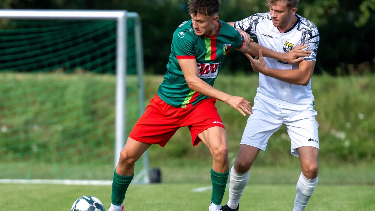 GER, FC Esslingen vs. TSG Balingen II, Fußball, Verbandsliga, 3. Spieltag, Saison 2024/25, 31.08.24: Danis Dipa (FC Esslingen,#17), im Zweikampf mit Luca Leon Kölsch (TSG Balingen 2,#14)
GER, FC Esslingen vs. TSG Balingen II, Fußball, Verbandsliga, 3. Spieltag, Saison 2024/25, 31.08.24,
Foto: Eibner-Pressefoto/Stefan Rosenfeld