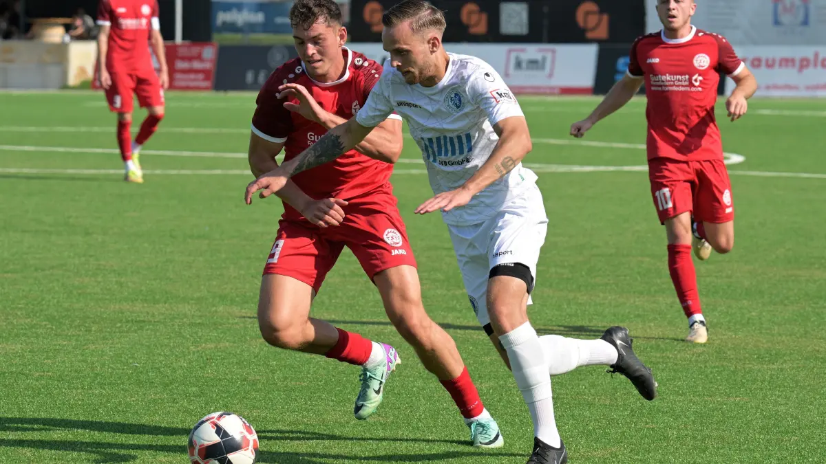 Fussball VL | Young Boys Reutlingen vs. TSV Oberensingen: Fussball VL | Young Boys Reutlingen (weiss) vs. TSV Oberensingen (rot) // 2024-08-31 // Foto: Joachim Baur // #69 Tim Jaeth (Young Boys Reutlingen) / #19 Julius Miller (FC)
