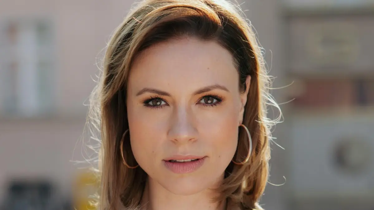 Zoe (Lara Dandelion Seibert) verliebt sich offenbar.