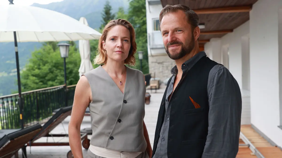 Lara Schnee (Patricia Aulitzky) und Lukas Geier (Philipp Hochmair)