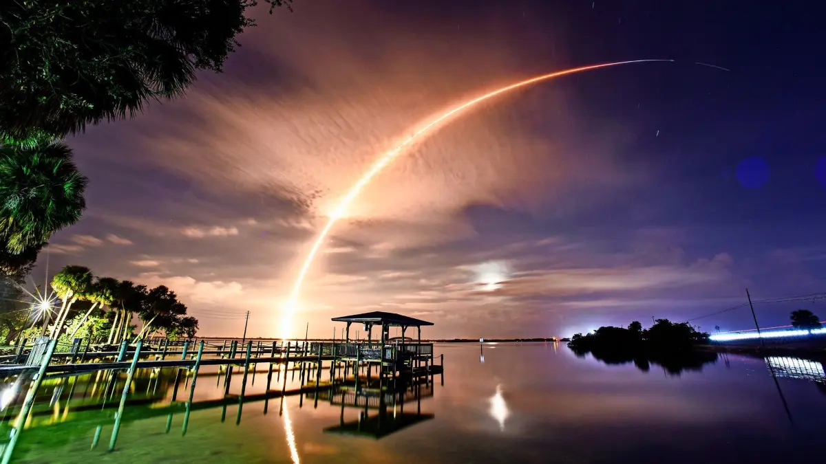 dpatopbilder - 02.12.2023, USA, Cocoa: Die SpaceX Falcon 9 Rakete auf der Mission Starlink 6-31 startet vom Launch Complex 40 in der Patrick Space Station über dem Indian River in Cocoa in einem Bogen über dem abnehmenden Mond. Foto: Malcolm Denenark/Florida Today/AP +++ dpa-Bildfunk +++