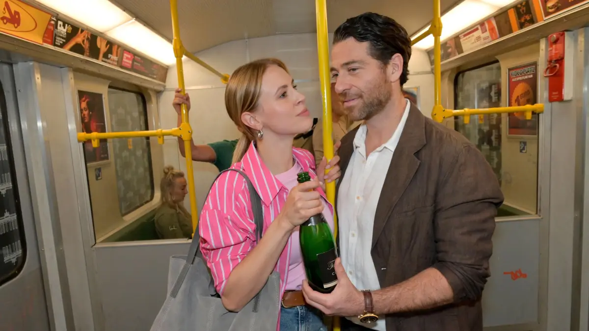 Zoe (Lara Dandelion Seibert) und Carlos (Patrick Fernandez) kommen sich näher.