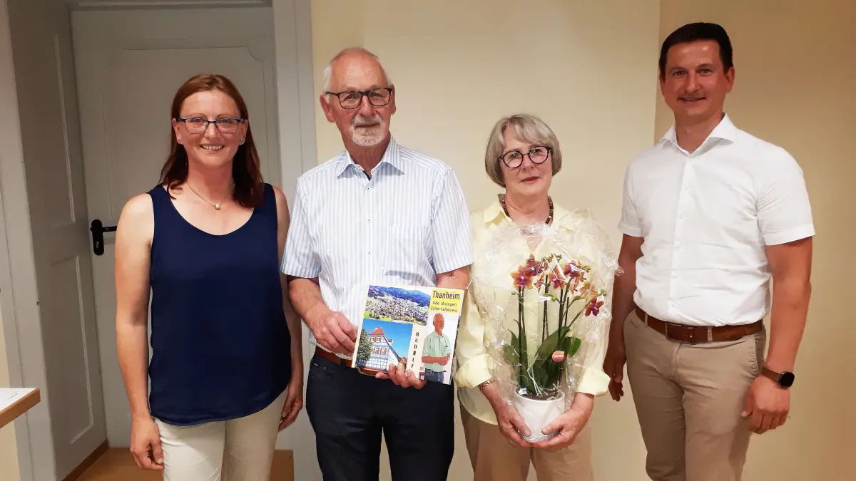 Rudolf Buckenmaier (Zweiter von links) räumte am Montagabend den Sessel des Thanheimer Ortsvorstehers. Seine Nachfolgerin Carmen Schoy verabschiedete ihn mit Worten der Anerkennung. Dank zollte ihm außerdem Bürgermeister Roman Waizenegger. Für Ehefrau Sonja buckenmaier gab es ein blumiges Dankeschön.