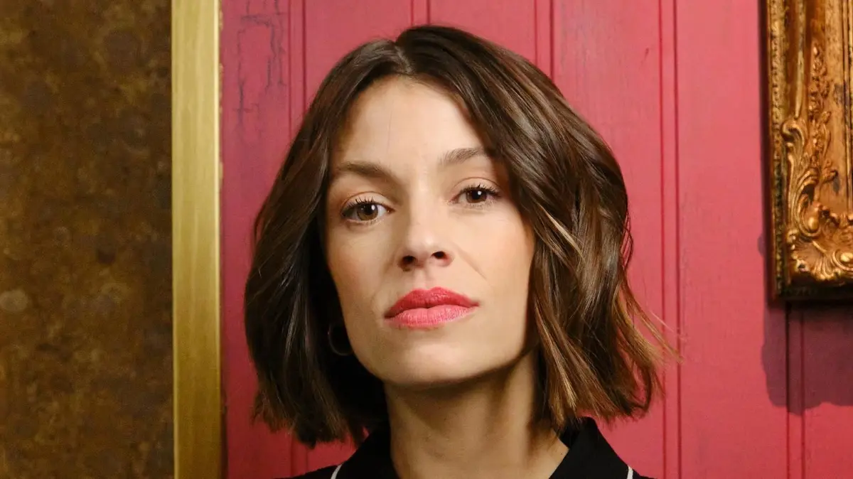 Charlotte (Anna Julia Antonucci) ist bei einem Autounfall getötet worden.