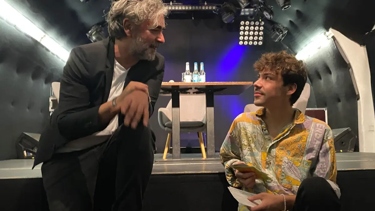 Debattenzirkus auf Ostdeutschland-Tournee: Deniz Yücel (l.) und Aron Boks von der Schriftstellervereinigung PEN Berlin am Rande einer der Diskussionsveranstaltungen aus der Reihe "D<s wird man ja wohl noch sagen dürfen".