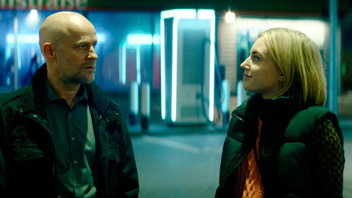 BKA-Kollegin Holly Valentin (Elisa Schlott) und LKA-Mitarbeiter Gabriel Bach (Jürgen Vogel) müssen zusammenarbeiten, um einen Anschlag zu verhindern.
